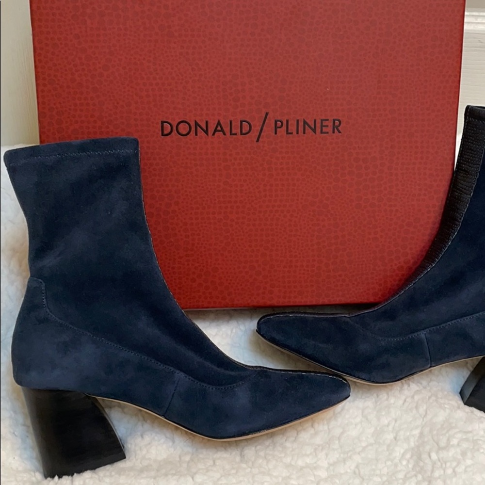 Donald/Pliner Suede Boots